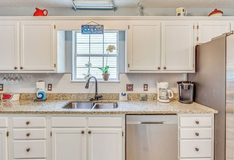 1/2 Mi To Ocean: Sunny Surfside Beach Escape!