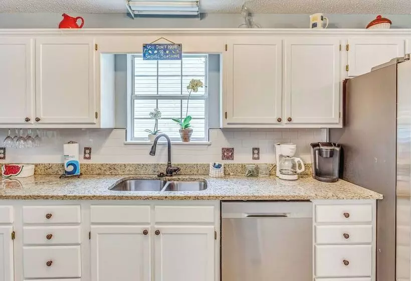 1/2 Mi To Ocean: Sunny Surfside Beach Escape!