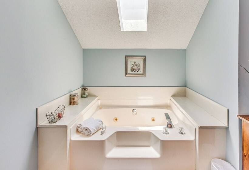 1/2 Mi To Ocean: Sunny Surfside Beach Escape!