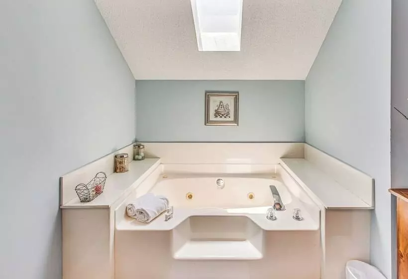 1/2 Mi To Ocean: Sunny Surfside Beach Escape!