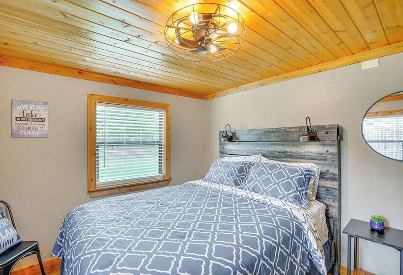 Deck & Fire Pit: Unique Pottsboro Haven