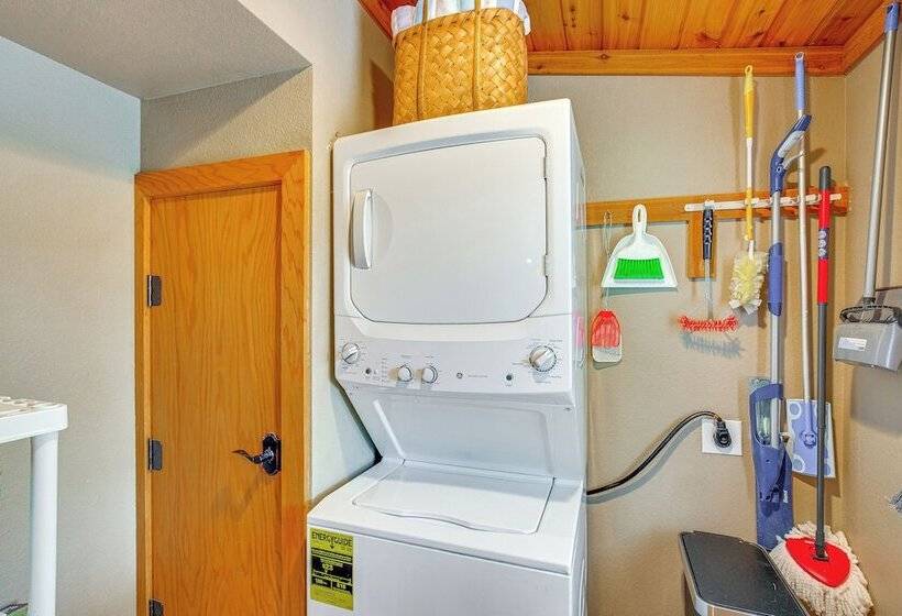 Deck & Fire Pit: Unique Pottsboro Haven