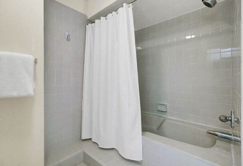 401 Yacht By Avantstay Marina View, Pool, Porch