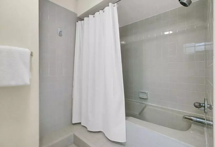401 Yacht By Avantstay Marina View, Pool, Porch