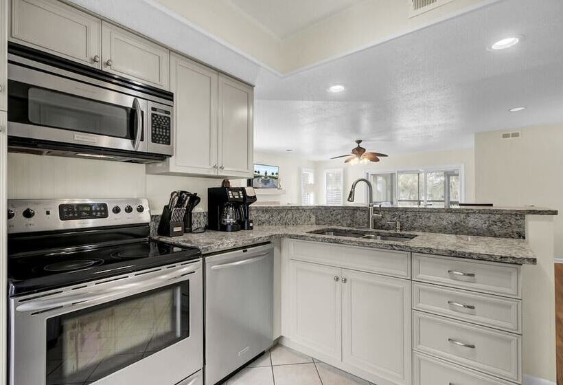 401 Yacht By Avantstay Marina View, Pool, Porch