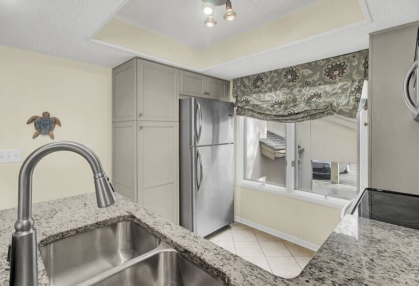 401 Yacht By Avantstay Marina View, Pool, Porch