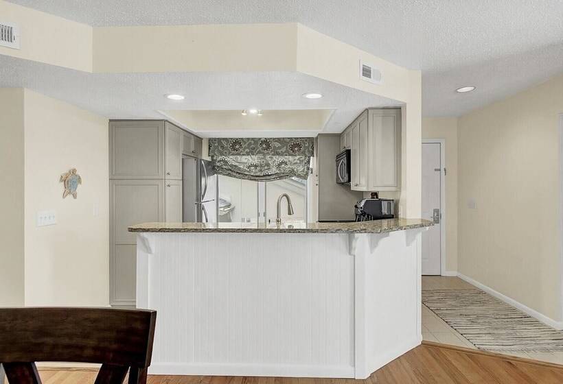 401 Yacht By Avantstay Marina View, Pool, Porch