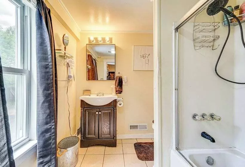 Bennington Gem W/ Smart Tv Near Historic District!