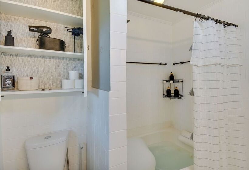 Charming Hampton Home ~ 7 Mi To Buckroe Beach!