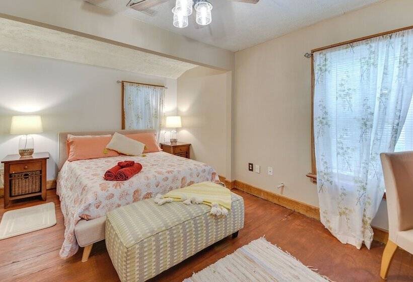 Charming Hampton Home ~ 7 Mi To Buckroe Beach!