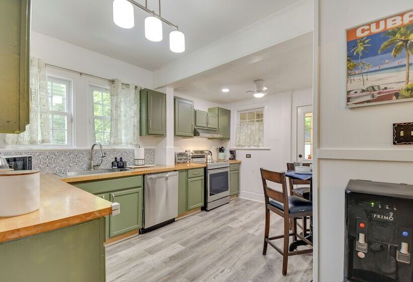 Charming Hampton Home ~ 7 Mi To Buckroe Beach!