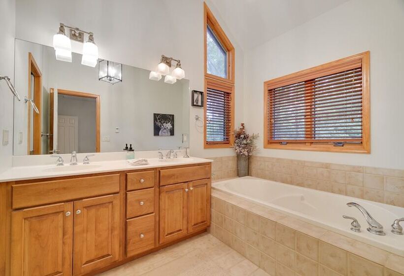 Elk Hollow By Avantstay Lakefront Chalet W/ Game Room & Fire Pit