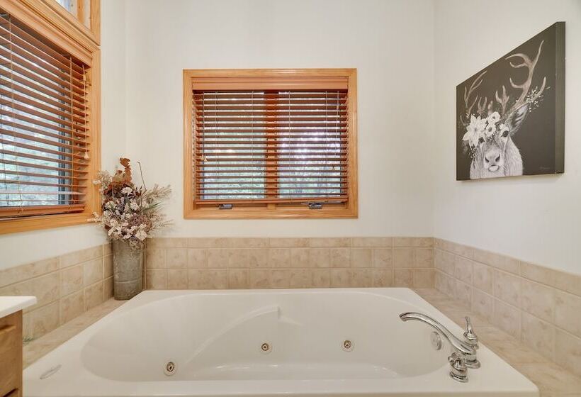 Elk Hollow By Avantstay Lakefront Chalet W/ Game Room & Fire Pit