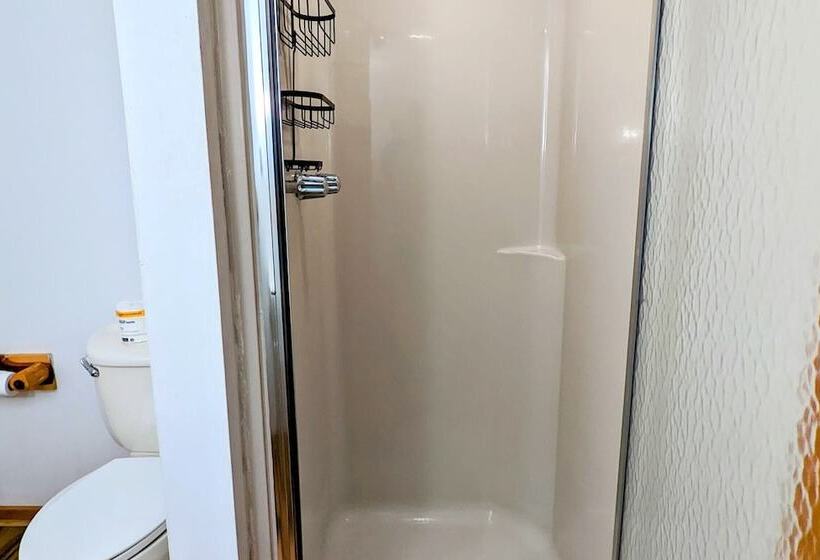 Hickory Cabin By Avantstay Firepit, Hot Tub, Game Room, Great Location