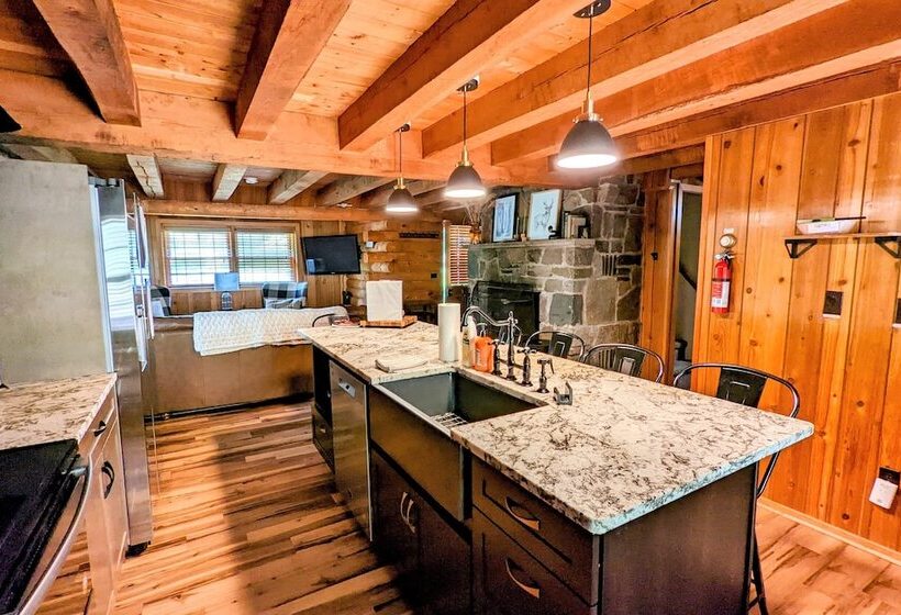 Hickory Cabin By Avantstay Firepit, Hot Tub, Game Room, Great Location