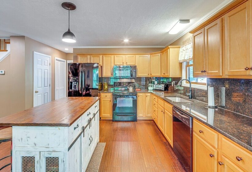 Lake Lure Mountain Retreat W/ Fire Pit & Gas Grill