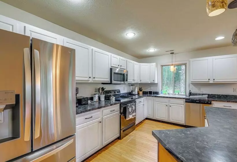 Linden Family Home W/ Yard < 5 Mi To Wineries!