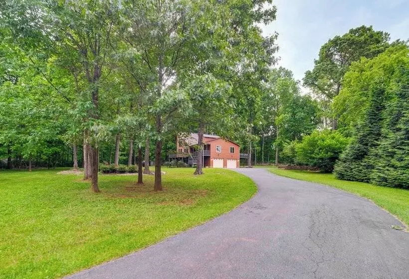 Linden Family Home W/ Yard < 5 Mi To Wineries!