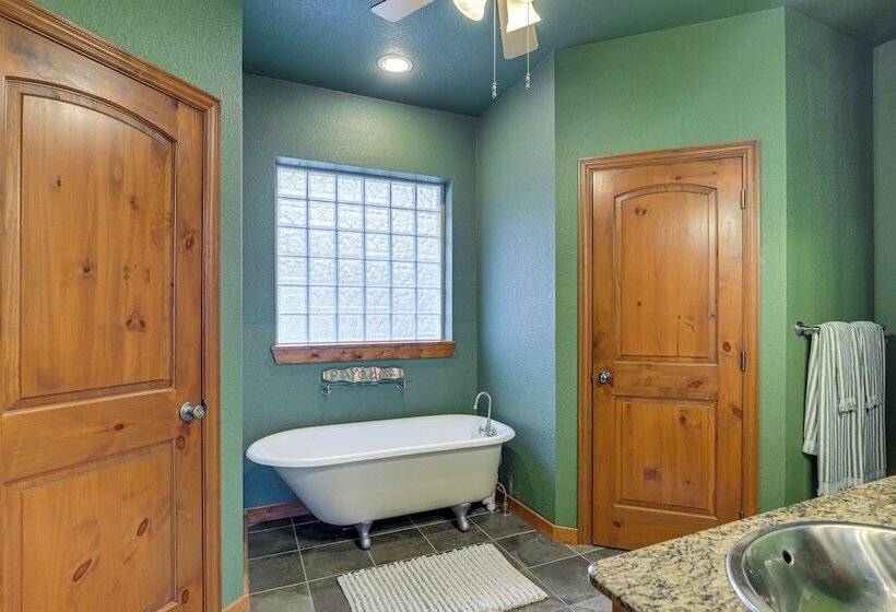 Pet Friendly Granbury Home W/ Lake Access & Grill!