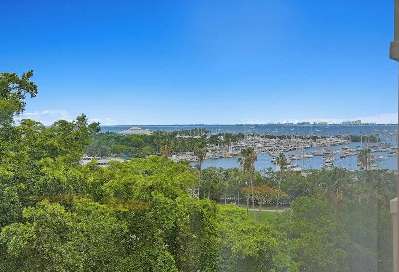 Relaxing Condo With Free Parking