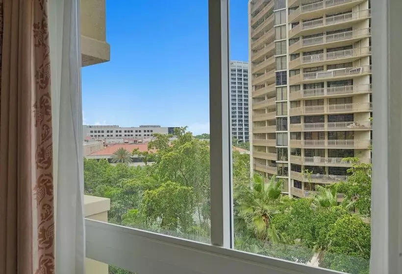 Relaxing Condo With Free Parking