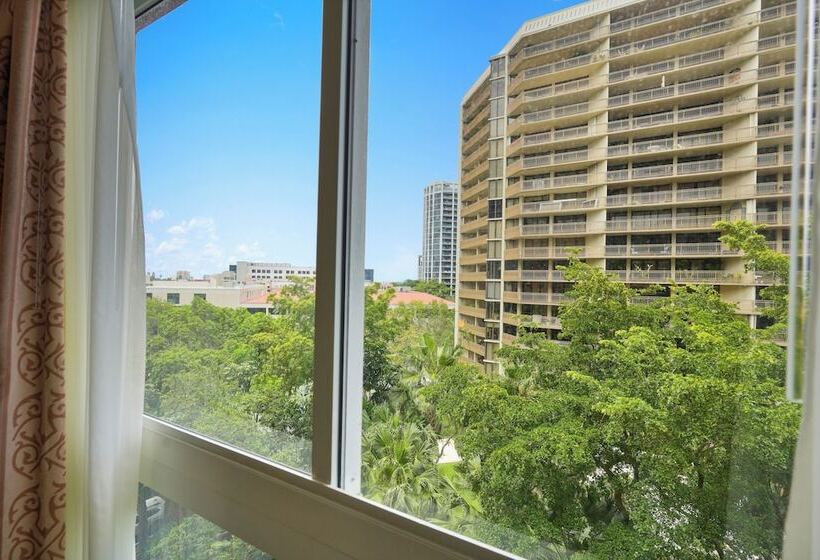 Relaxing Condo With Free Parking