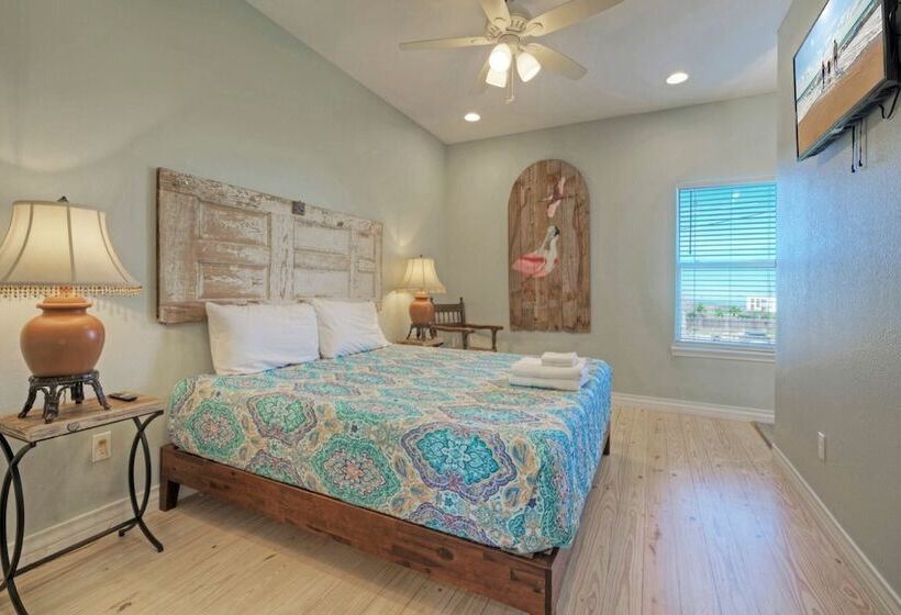 Boat Dock & Pool Private Fishing Village Roseate Spoonbill By Avantstay