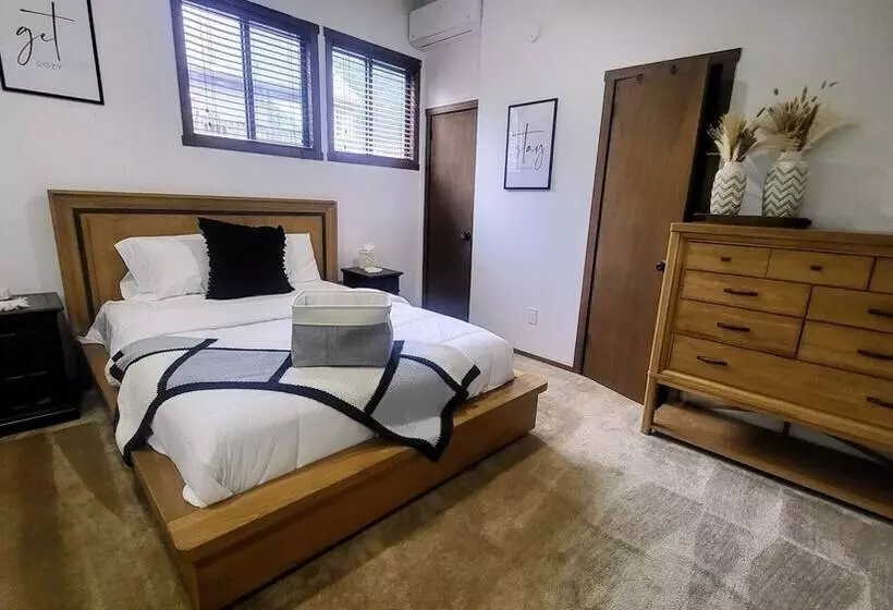 The Bear S Den By Avantstay Prime Location, Renovated W/ Movie & Game Room