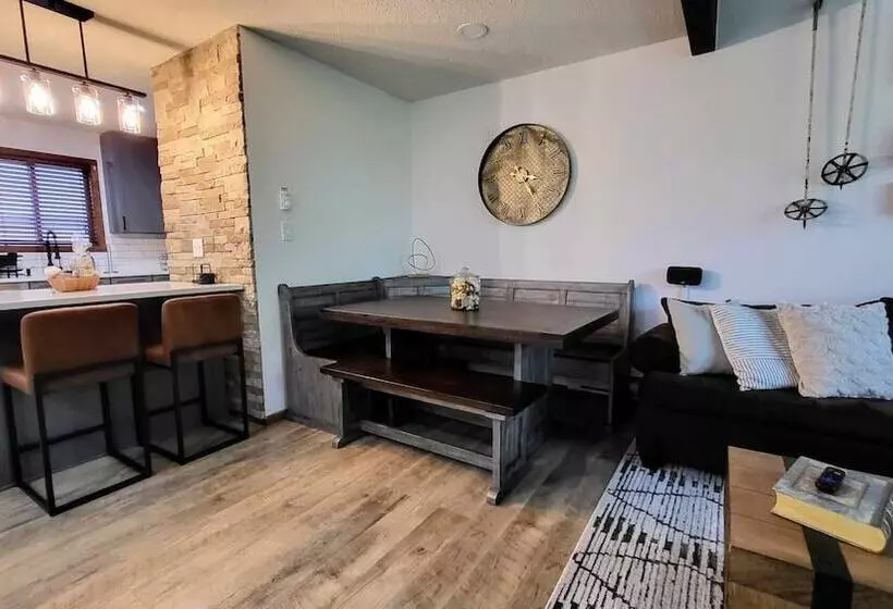 The Bear S Den By Avantstay Prime Location, Renovated W/ Movie & Game Room