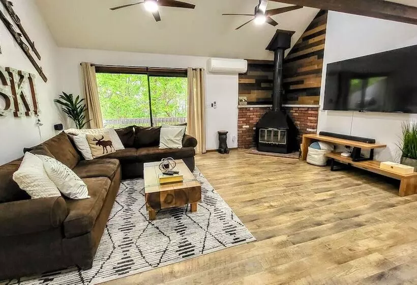 The Bear S Den By Avantstay Prime Location, Renovated W/ Movie & Game Room