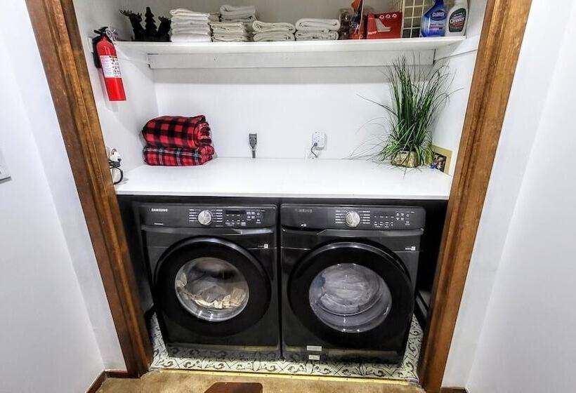 The Bear S Den By Avantstay Prime Location, Renovated W/ Movie & Game Room