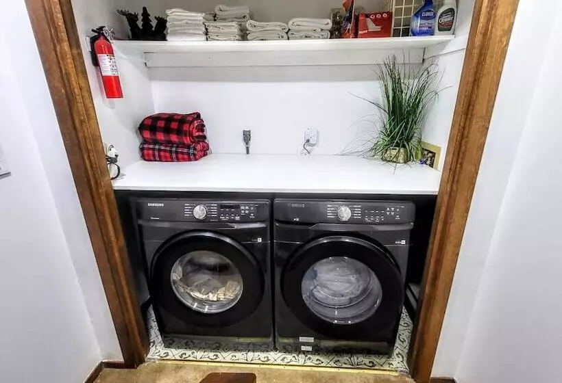 The Bear S Den By Avantstay Prime Location, Renovated W/ Movie & Game Room