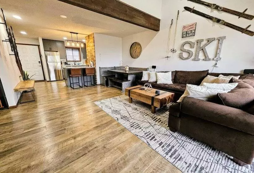 The Bear S Den By Avantstay Prime Location, Renovated W/ Movie & Game Room