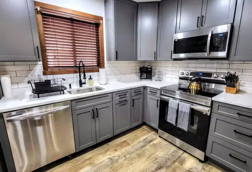 The Bear S Den By Avantstay Prime Location, Renovated W/ Movie & Game Room