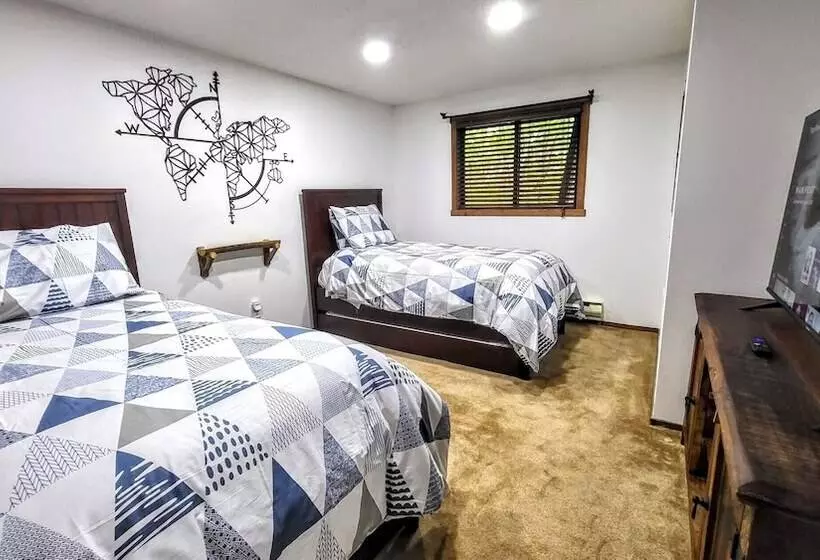 The Bear S Den By Avantstay Prime Location, Renovated W/ Movie & Game Room