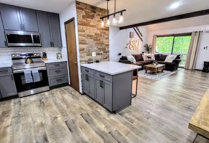 The Bear S Den By Avantstay Prime Location, Renovated W/ Movie & Game Room