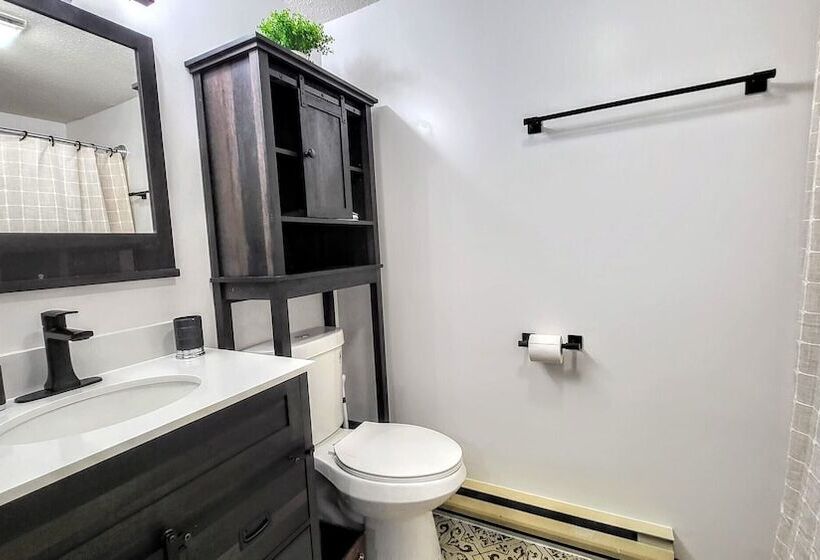 The Bear S Den By Avantstay Prime Location, Renovated W/ Movie & Game Room