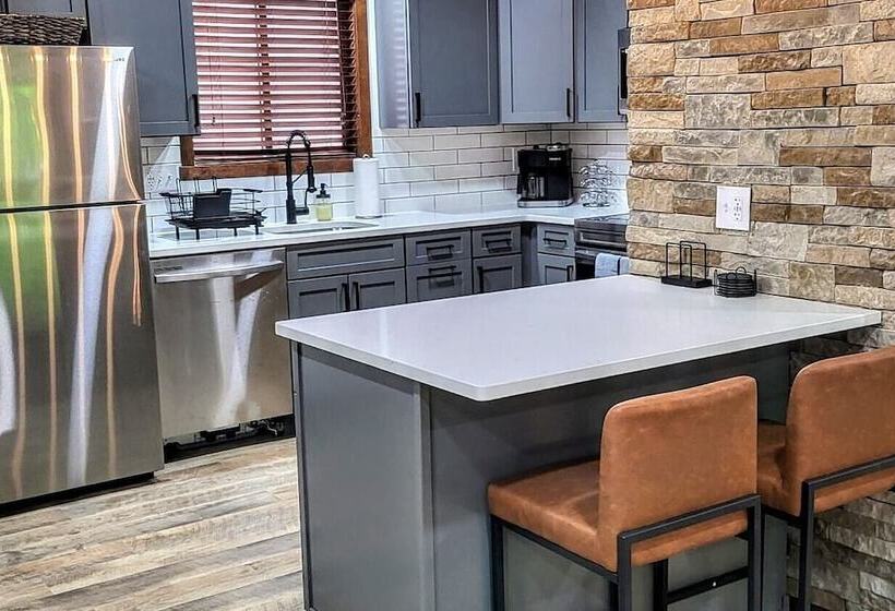 The Bear S Den By Avantstay Prime Location, Renovated W/ Movie & Game Room