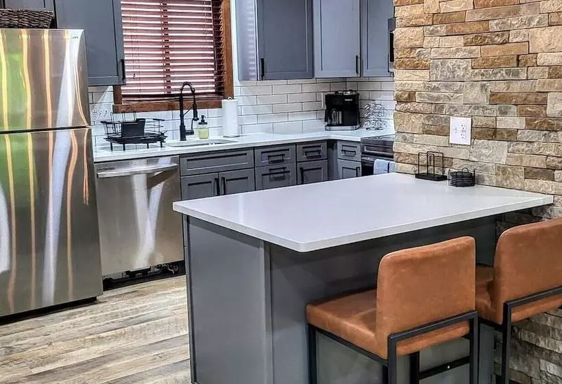 The Bear S Den By Avantstay Prime Location, Renovated W/ Movie & Game Room