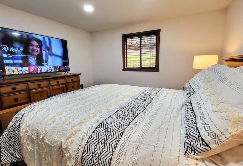 The Bear S Den By Avantstay Prime Location, Renovated W/ Movie & Game Room