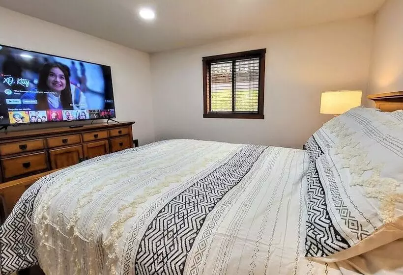 The Bear S Den By Avantstay Prime Location, Renovated W/ Movie & Game Room