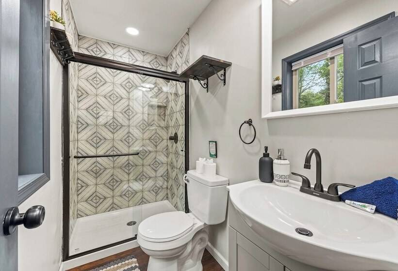 The Tranquil Trails By Avantstay Lake Access, Deck, Fireplace