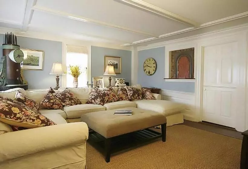 تختخواب و صبحانه Beach & King Street Inn