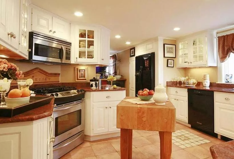 تختخواب و صبحانه Beach & King Street Inn