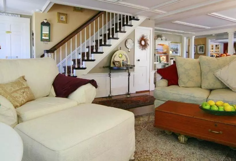 تختخواب و صبحانه Beach & King Street Inn