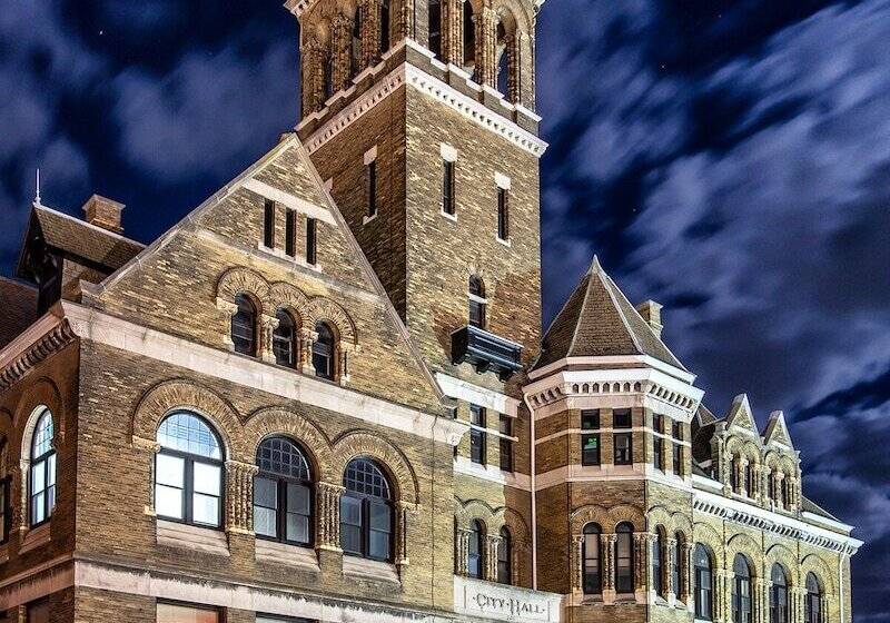 호텔 City Hall Grand