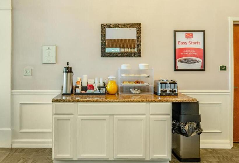 호텔 Econo Lodge Inn & Suites Radfordblacksburg Area