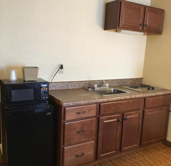 호텔 Econo Lodge Inn & Suites Radfordblacksburg Area