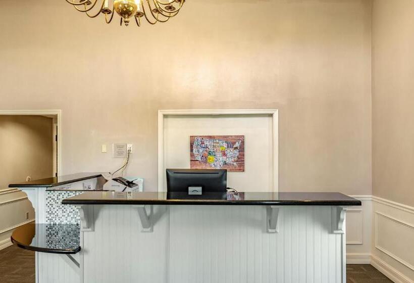 호텔 Econo Lodge Inn & Suites Radfordblacksburg Area