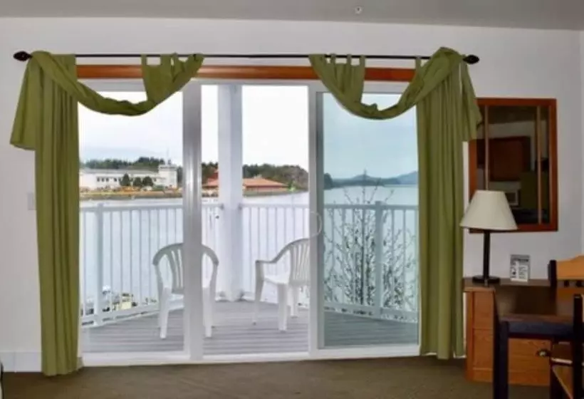 Hotelli Longliner Lodge And Suites